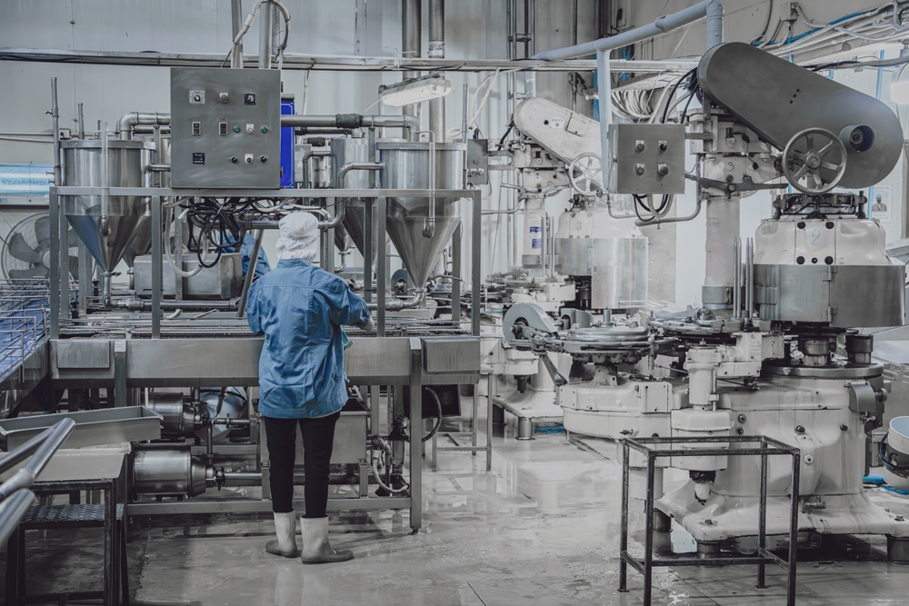 image_Quiet,Factory,,Few,Plant,Worker,Cleaning,Production,Line,Convey,Belt