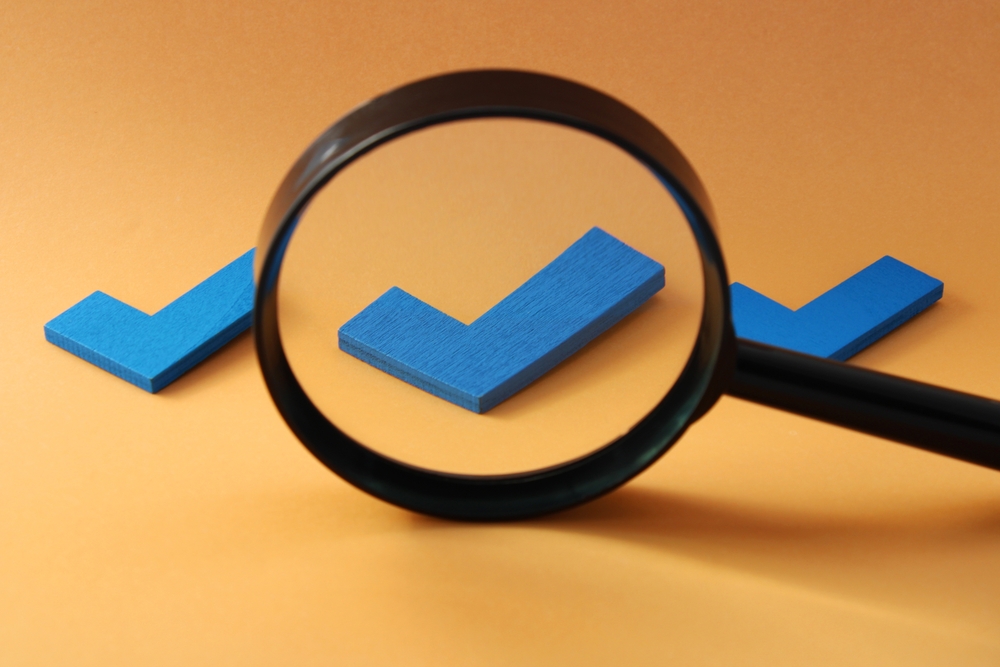 image_Magnifying,Glass,Selecting,One,Of,Three,Check,Marks