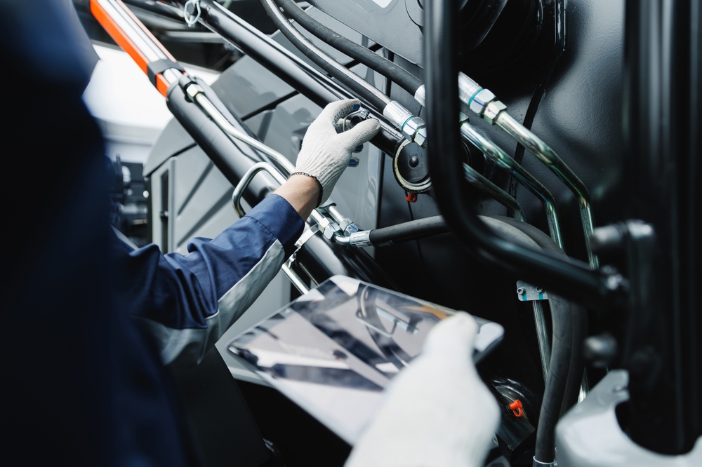 image_Mechanic,With,Tablet,Computer,Control,And,Fix,Problem,Of,Hydraulic